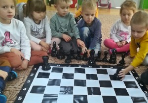 Dzieci poznają szachownicę